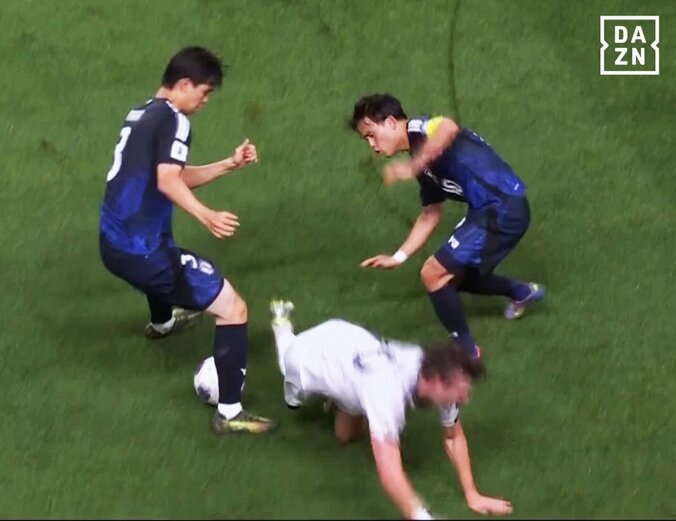 高井幸大と相手FWを挟む久保建英