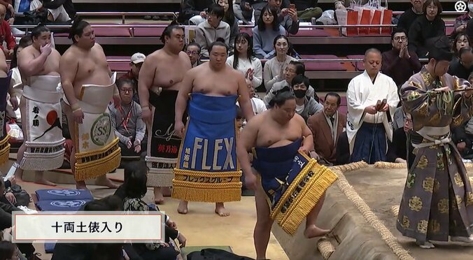 東方の花道に近い溜まり席に座っていたのは、お笑いタレントの“東MAX”こと東貴博