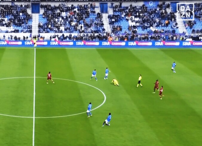 「GKのハンドやろ！」伊東純也が“退場覚悟の妨害”に驚愕「なんちゅー止め方」絶品トラップ→まさかのファウルに遭った一部始終 5枚目