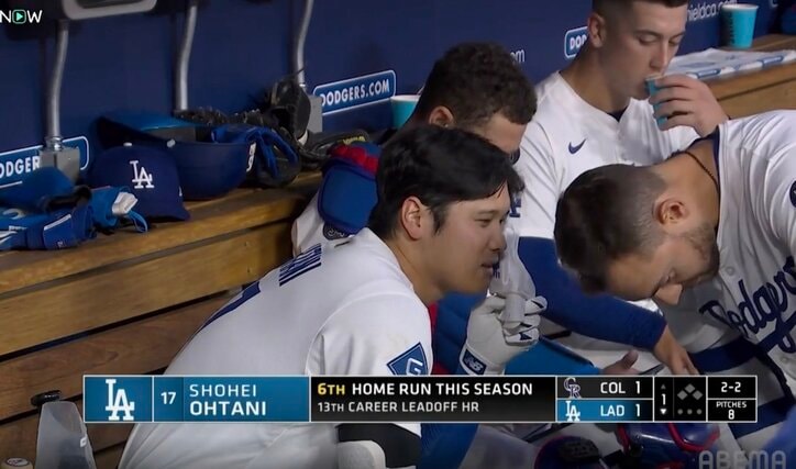 【写真・画像】何が起きた…？ 大谷翔平に“想定外のハプニング”「すごい表情」「危っ！」 ファウルボール直撃でビックリ「なんでデコルテw」　1枚目
