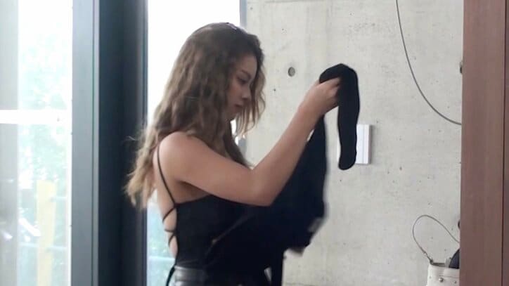 【写真・画像】“ギャル界No.1の最強ボディ” 24歳シンママモデルが水着で全身パイまみれに「これ何ですか！」　1枚目