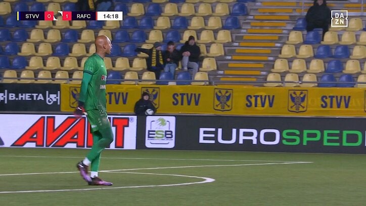 【写真・画像】「完全に手を伸ばしている」28歳日本人DFの“絶妙ロングスロー”からPK獲得 同点ゴール誘発した決定的瞬間に放送席も注目　1枚目