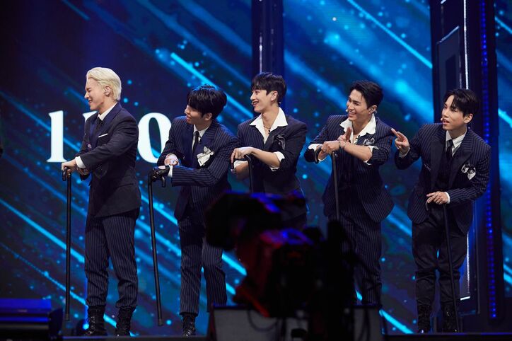 「本当にトッポッキ店で働いてるの？」突然のキス演出も…バイトしながら活動する現役K-POPアイドルのセクシーステージに審査員が衝撃『PEAK TIME』#3