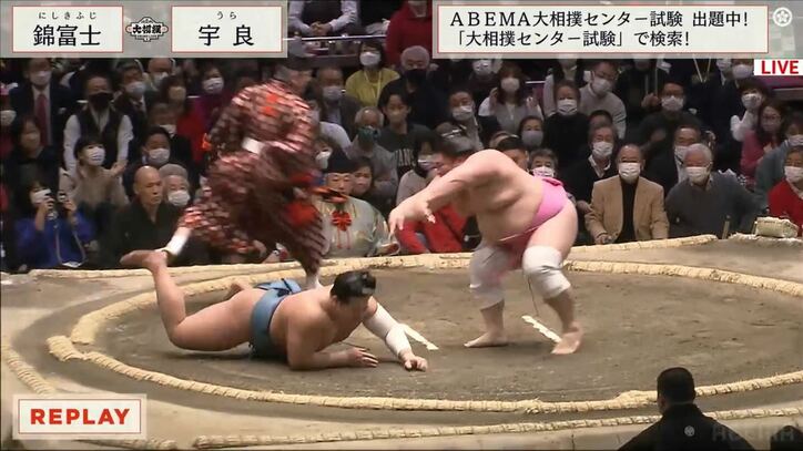 「最後念力？」「とどめのピロピロ」力士が“謎の手の動き”披露し自身も苦笑い　視聴者からツッコミ殺到「宇良笑っちゃってるw」