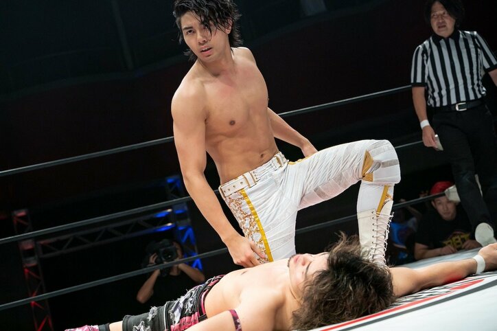 しなやかなロープワークからのドロップキック！THE RAMPAGE武知海青、プロレスラー役を好演