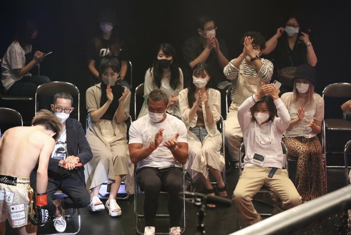 “しょあ”こと有井渚海が「Road to ONE 3rd」でTKO勝ち 観戦した恋ステメンバーが祝福