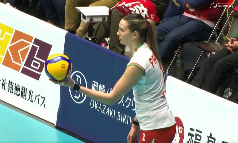 およそ2メートルの長身美女が魔球サーブ 回転が“ピタッ”と止まって落ちる驚きの軌道 見事なノータッチエース