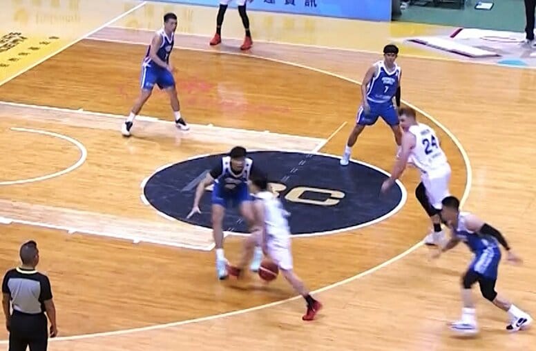 「うぁー！」日本代表PGの“セルフ股抜きパス”に解説絶叫！「どうやって出した？」「アンビリーバブルや」齋藤拓実の“魔術”にファンも騒然【バスケＷ杯予選】