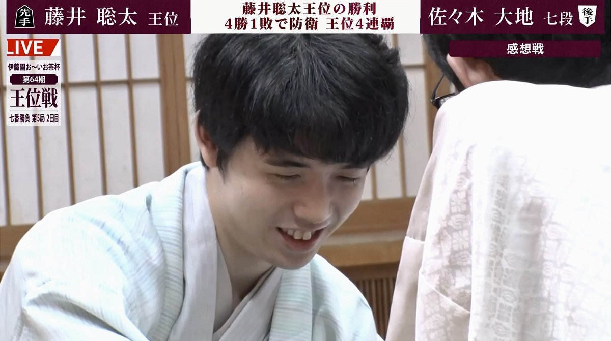 藤井聡太王位の衝撃“手渡し”に解説者が画面から消えちゃった！？終盤で