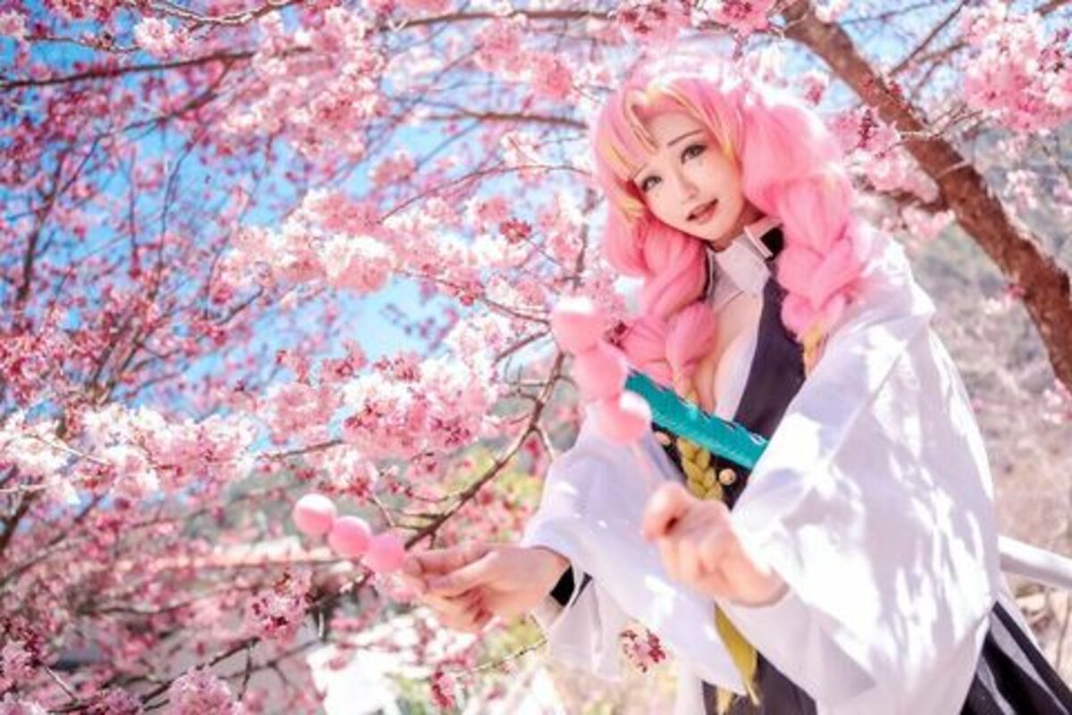 台湾コスプレイヤー・HIKO、「鬼滅の刃」甘露寺蜜璃の“お花見コスプレ