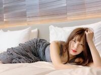 「色気すんごいです」「これぞ美。」宇野実彩子、ベッドに横たわる艶やかショットにファン悶絶