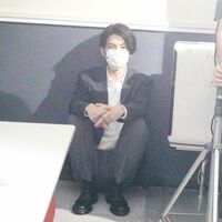 『推しの王子様』渡邊圭祐、隅っこでの“三角座りショット”を公開し「かわい過ぎて天使」の声