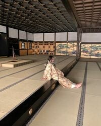 川口春奈の着物姿でくつろぐシュールなオフショットに「美しくて最高」「帰蝶様の小休憩」と反響