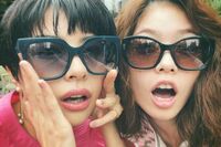 『かのきれ』小芝風花＆佐久間由衣の“小顔際立つ”サングラスショットに「バリ可愛いか～」「女神だね」と絶賛の声