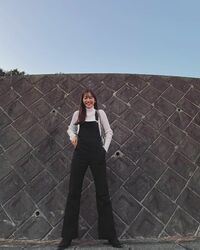 「ゆんぴょ最強」「美スタイル」サロペット姿の新木優子の“脚長オフショット”にファン釘づけ！