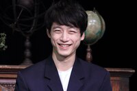 坂口健太郎、白衣姿でほほ笑み「白川先生に診察されてるなう。で使っていいよ」