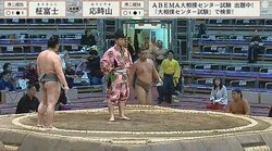 敗れた力士が土俵下で…張り手の様子（複数カット）