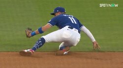 「足の速いトラウトをあの深い位置からアウトに」内野守備に不安のドジャースを名手ロハスは救えるか 弾丸打球を華麗にさばく美技に鬼肩レーザー