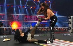 「ケガ人になんてことを」「悪化する」勝利を“盗まれた”狂気のデカ女レスラー、まさかの復讐劇に会場騒然