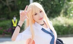 "The girl cosplaying as Marin Kitagawa from 'My Dress-Up Darling' dazzles with her cheerful gal-like charm under the sun!"
