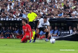 削りすぎだろ！ 久保建英が“後方から危険タックル”被害…「次やったらレッドカード」「マジで危ない」相手DFはイエローカードに不満顔