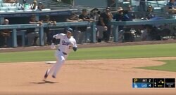 一体、何が起きた…！？ 大谷翔平が天才だと分かる“数秒間”　外野手の動きを“チラ見”→一気に三塁に急加速する瞬間「野球偏差値高すぎる」