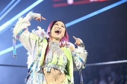 「日本が誇るスター」人気日本人女子レスラーと“平成の歌姫”異色２ショットに反響「楽しそうで何より」