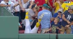ハプニング発生！ 客席に突撃してボールキャッチ→体ごと転落してホームランにしてしまう「大丈夫かよ…」「惜しすぎる」