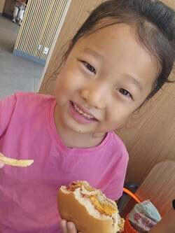  小原正子、マクドナルドで仕事体験をした娘「自分で作ったバーガーで、ランチ」 