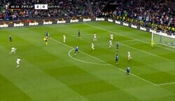 「神反応やんw」咄嗟の“マトリックスのけ反り”が話題沸騰！ EL決勝レフェリーがボール直撃を緊急回避した驚愕の瞬間「よく避けたな」「すっげぇ」