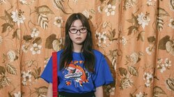 “ミスヤングマガジン”山本杏、映画モチーフの“メガネ姿”グラビア ヤンマガWeb「ミスマガのアソビバ！」