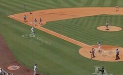 何が起きた？ 捕手が大混乱…“まさかの珍プレー”「どうした」ボールが“消える”ハプニングに球場騒然「久々にこんなん見たわ」