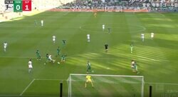 痛恨ミス！ 堂安律、隙をつく急加速カットイン→左足を撃ち抜いた瞬間　相手DFが無警戒… "堂安ゾーン"からエグい確信ゴラッソ