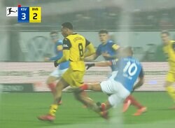 「正気か…」狂気の“格闘技タックル”に批判殺到！「なんて酷い」「完全に狂ってる」元ドイツ代表MFが暴挙で一発退場の瞬間