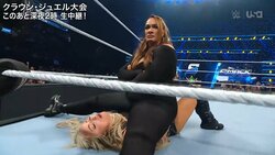 カメラが揺れる衝撃！ "大女"レスラー、ヒッププレスにファン騒然「圧倒的なケツ」「内臓何個か出ただろ」