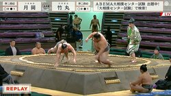 こっちが勝ち？そっちが勝ち？同時にばったり倒れた2人の力士、際どい勝負に思わず見つめ合った一瞬