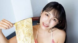 食いしん坊女子りっかちゃんが初グラビア 水着姿で4.5kgのデカ盛りに挑戦 『ヤンマガ』初登場