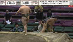 力士が勢い余って親方にヒップアタック 館内騒然も直後の“振る舞い”に視聴者ほっこり「親方笑ってるw」「なんかいいな」