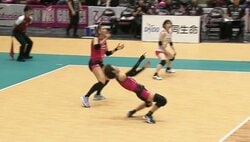 女子バレー、上半身が…弾丸スパイクで衝撃光景 レシーバーが仰け反る驚異の破壊力にどよめき