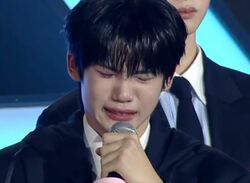 火事になり「家にあるすべてが燃えました」「その日から笑顔を失った」デビュー入りしたサクラダ ケンシン、つらかった過去を打ち明け会場に衝撃…スピーチに涙する人続出