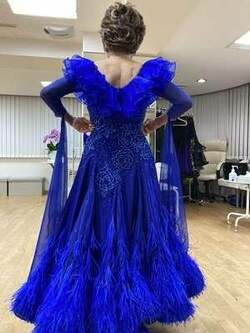 デヴィ夫人（84）、新調した青色のドレス姿を公開「若さの秘訣は、身体を動かすこと」