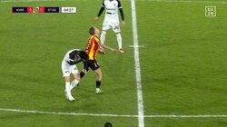 悪質ファウルに騒然！27歳日本代表MFが首を掴まれ苦悶 「手が入りました」思わず顔を覆うアクシデントの瞬間