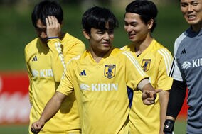 【W杯】久保建英、長友佑都に“華麗ツッコミ”で選手から笑い声　ドイツ戦の貴重映像にファン爆笑「おもろすぎ笑」