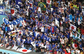 激闘の後でも祝賀会前にゴミ拾い！スペイン戦後の日本サポーターを英紙が紹介「日本のファンに多大な敬意を」