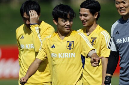 W杯】久保建英、長友佑都に“華麗ツッコミ”で選手から笑い声 ドイツ戦の
