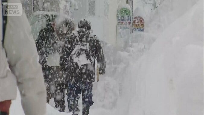 新千歳空港2夜足止め混乱続く 初日は7000人が一夜明かす　大雪で“陸の孤島”眠れぬ夜 1枚目