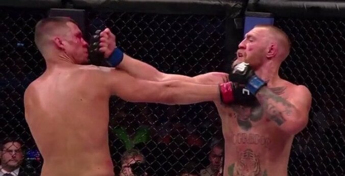 流血、打撃、膝蹴り…格闘シーンのスローモーション映像が危険すぎる【UFC202】 1枚目