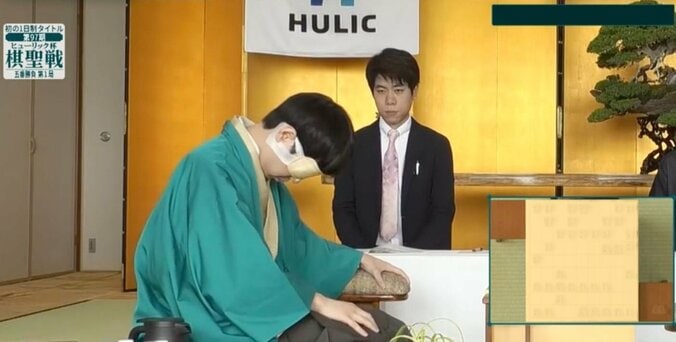 対局中にアイマスクを着用した服部慎一郎七段