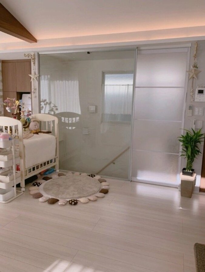 辻希美、育児しやすい家具配置に模様替え　広々自宅リビングを公開 4枚目