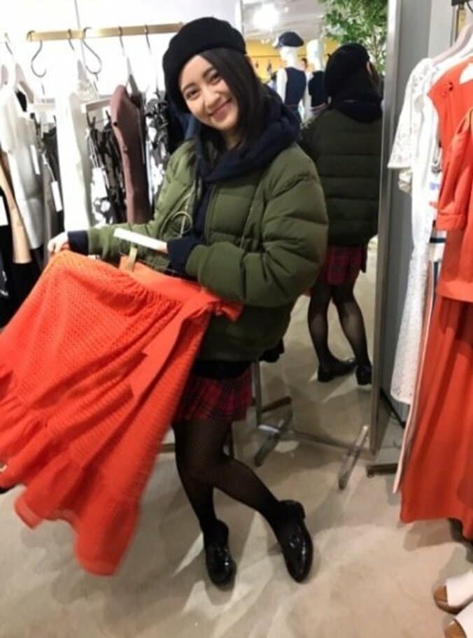 岡田結実、母・祐佳が服の“奪い合いショット”公開　親子仲に「羨ましい」の声 2枚目